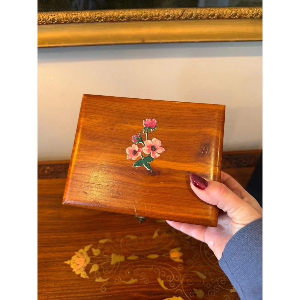 Vintage Cedar Keepsake Box with Floral Transfer Lid‎